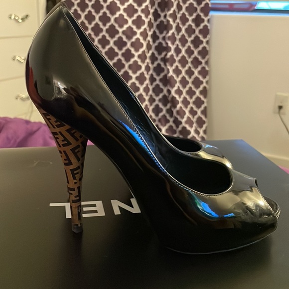 Fendi Spuntata Vernice Peep Toe Heel - Picture 2 of 5